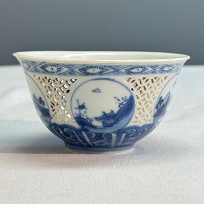 A Chinese blue and white reticulated 'Linglong' cup, Hatcher Cargo — 照片 1
