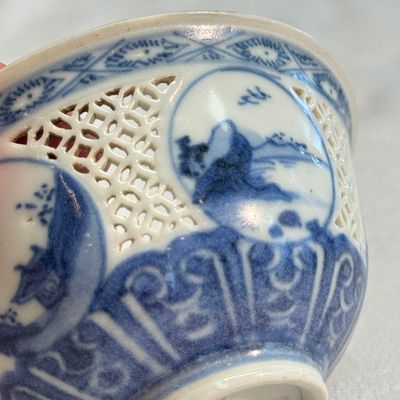 A Chinese blue and white reticulated 'Linglong' cup, Hatcher Cargo — 照片 14