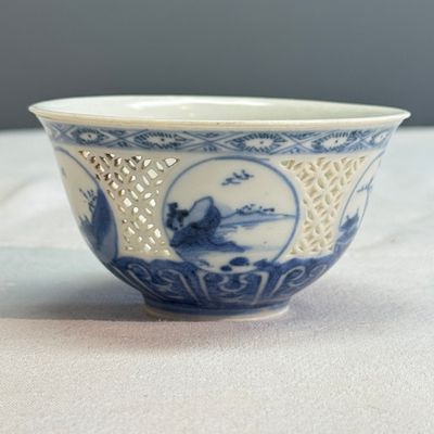 A Chinese blue and white reticulated 'Linglong' cup, Hatcher Cargo — 照片 2