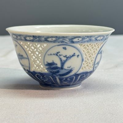 A Chinese blue and white reticulated 'Linglong' cup, Hatcher Cargo — 照片 3