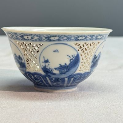 A Chinese blue and white reticulated 'Linglong' cup, Hatcher Cargo — 照片 4