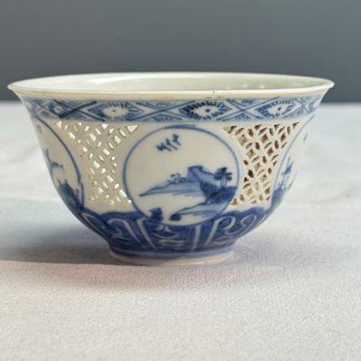 A Chinese blue and white reticulated 'Linglong' cup, Hatcher Cargo — 照片 5
