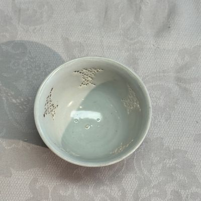 A Chinese blue and white reticulated 'Linglong' cup, Hatcher Cargo — 照片 7