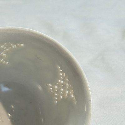 A Chinese blue and white reticulated 'Linglong' cup, Hatcher Cargo — 照片 10