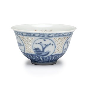 A Chinese blue and white reticulated 'Linglong' cup, Hatcher Cargo — 照片 1