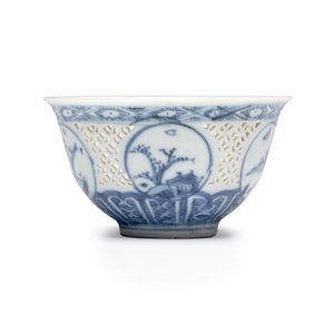 A Chinese blue and white reticulated 'Linglong' cup, Hatcher Cargo — 照片 2