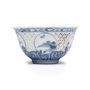 A Chinese blue and white reticulated 'Linglong' cup, Hatcher Cargo — 照片 3