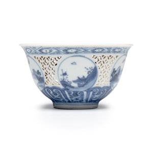 A Chinese blue and white reticulated 'Linglong' cup, Hatcher Cargo — 照片 4