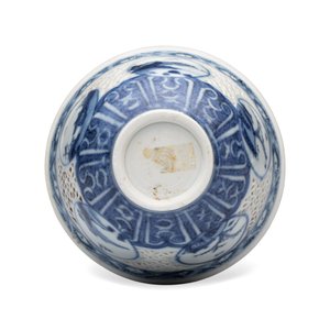 A Chinese blue and white reticulated 'Linglong' cup, Hatcher Cargo — 照片 7