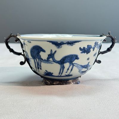 A Chinese blue and white silver-mounted 'Monkeys and Deer' bowl — foto 1