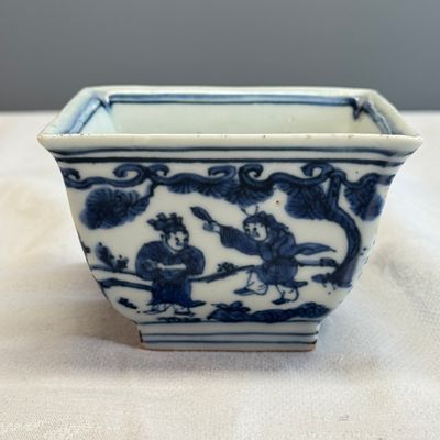 A Chinese blue and white square bowl with figural design — foto 1