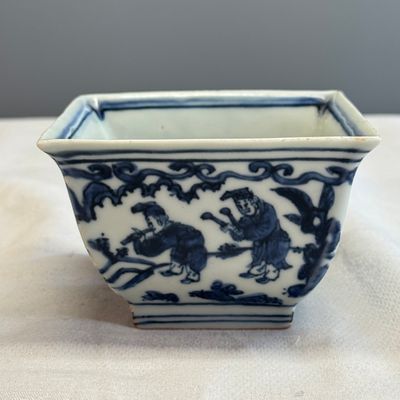 A Chinese blue and white square bowl with figural design — foto 2