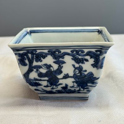 A Chinese blue and white square bowl with figural design — foto 3