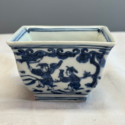 A Chinese blue and white square bowl with figural design — foto 4