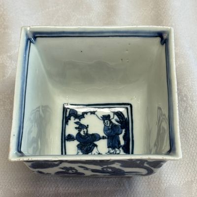 A Chinese blue and white square bowl with figural design — foto 5