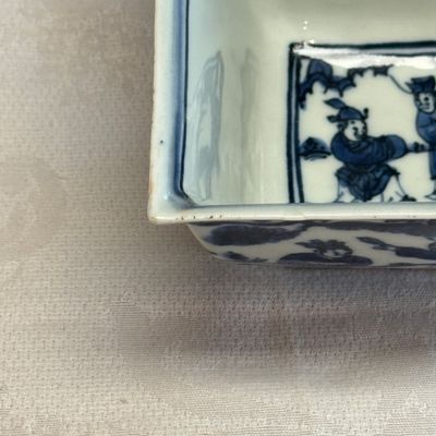 A Chinese blue and white square bowl with figural design — foto 6