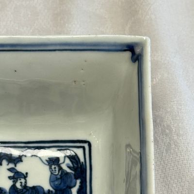 A Chinese blue and white square bowl with figural design — foto 8