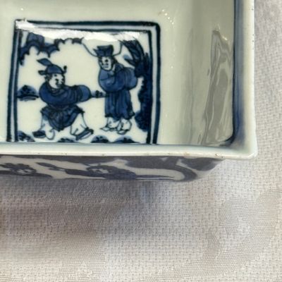 A Chinese blue and white square bowl with figural design — foto 9