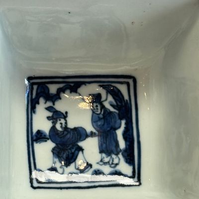 A Chinese blue and white square bowl with figural design — foto 10