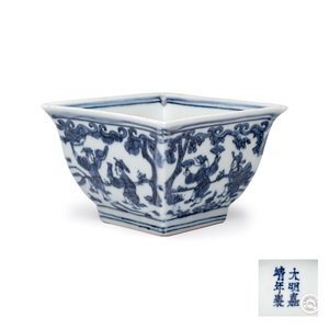 A Chinese blue and white square bowl with figural design — foto 1
