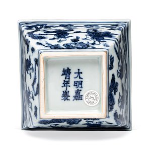A Chinese blue and white square bowl with figural design — foto 7