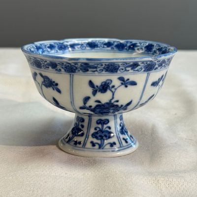 A Chinese blue and white stem cup with floral design — foto 1