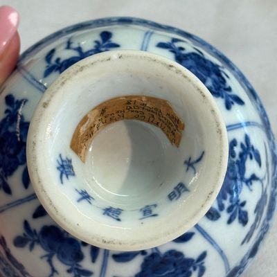 A Chinese blue and white stem cup with floral design — foto 14
