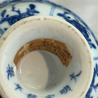 A Chinese blue and white stem cup with floral design — foto 17