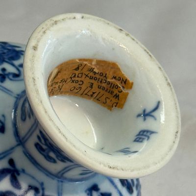 A Chinese blue and white stem cup with floral design — foto 20