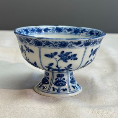 A Chinese blue and white stem cup with floral design — foto 2