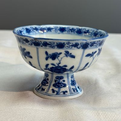 A Chinese blue and white stem cup with floral design — foto 3