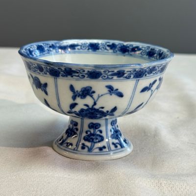 A Chinese blue and white stem cup with floral design — foto 5