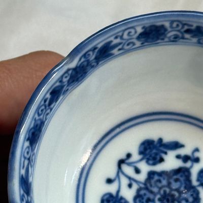 A Chinese blue and white stem cup with floral design — foto 9