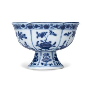 A Chinese blue and white stem cup with floral design — foto 2