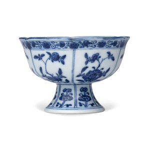 A Chinese blue and white stem cup with floral design — foto 3