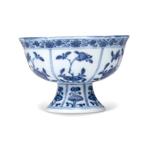 A Chinese blue and white stem cup with floral design — foto 4