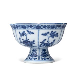 A Chinese blue and white stem cup with floral design — foto 5