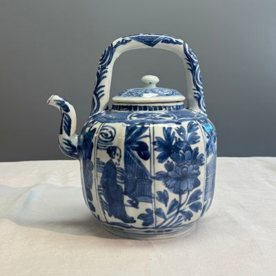 A Chinese blue and white wine pot and cover — photo 1