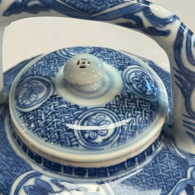 A Chinese blue and white wine pot and cover — photo 12