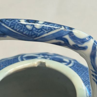 A Chinese blue and white wine pot and cover — photo 15