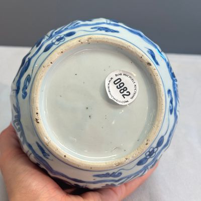 A Chinese blue and white wine pot and cover — photo 23