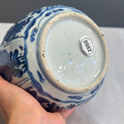 A Chinese blue and white wine pot and cover — photo 28