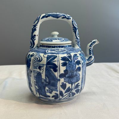 A Chinese blue and white wine pot and cover — photo 3
