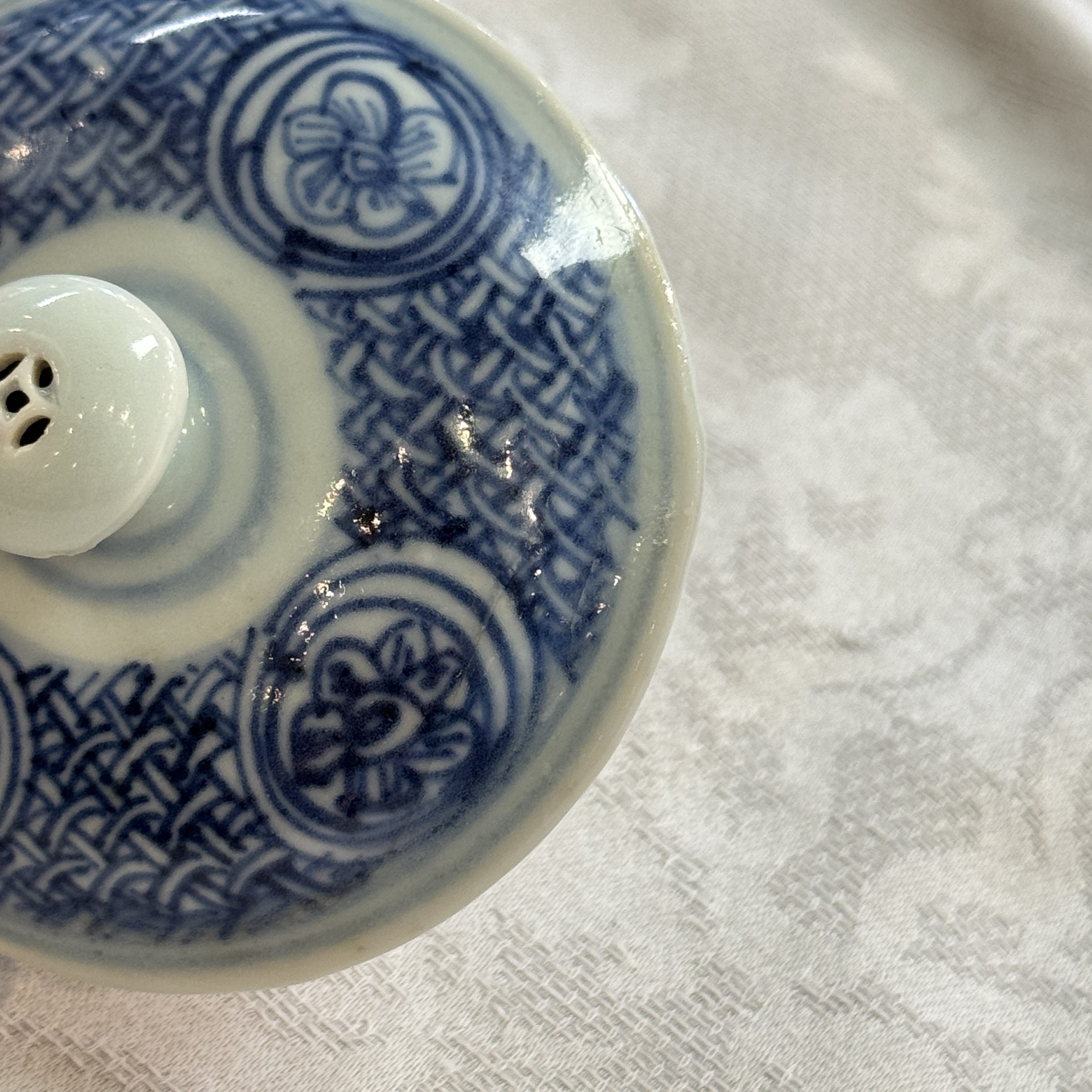 A Chinese blue and white wine pot and cover — photo 34