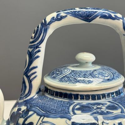 A Chinese blue and white wine pot and cover — photo 9