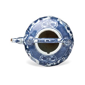 A Chinese blue and white wine pot and cover — photo 8