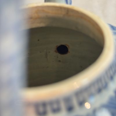 A Chinese blue and white wine pot and cover — photo 16