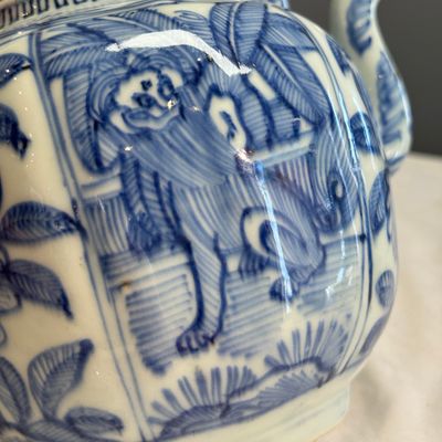 A Chinese blue and white wine pot and cover — photo 17