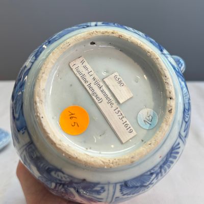 A Chinese blue and white wine pot and cover — photo 18