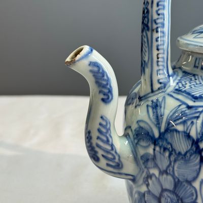 A Chinese blue and white wine pot and cover — photo 2